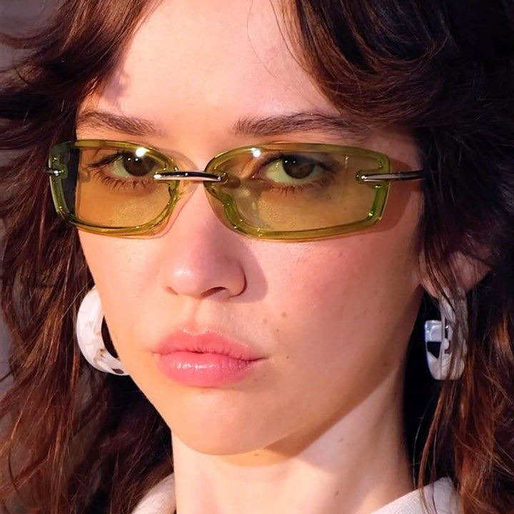 Dame moteriktig solbrille i futuristisk design og gjennomsiktig ramme Skanto