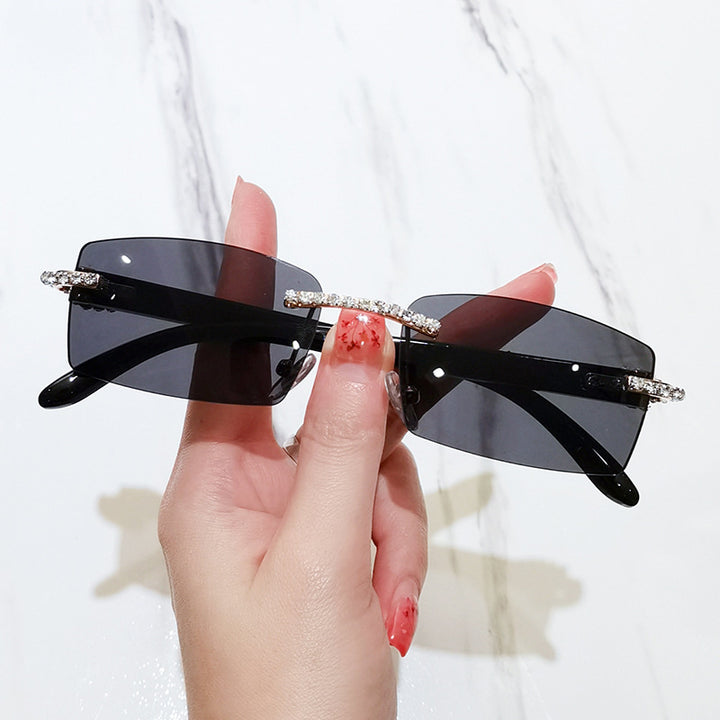 Dame elegant solbrille med unik ramme Skanto