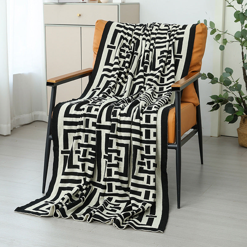 Kvinnens dekorative komfortteppe i moderne geometrisk design Skanto