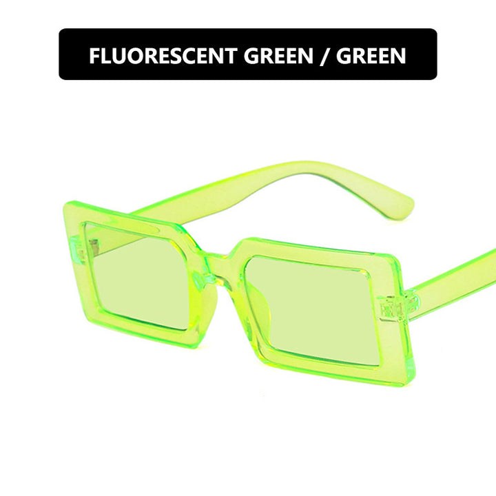 Dame kvadratisk solbrille med moderne, bred ramme og beskyttende UV-filter Skanto