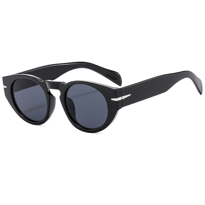 Dame moteriktig solbrille med unikt design og polariserende glass Skanto