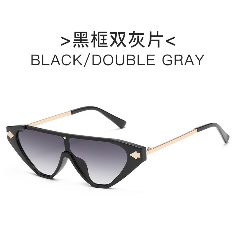 Dame futuristisk solbrille med markant design Skanto