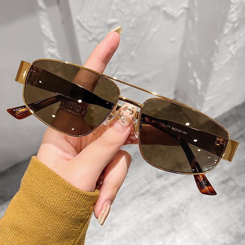 Dame solbrille med elegant og sporty design Skanto