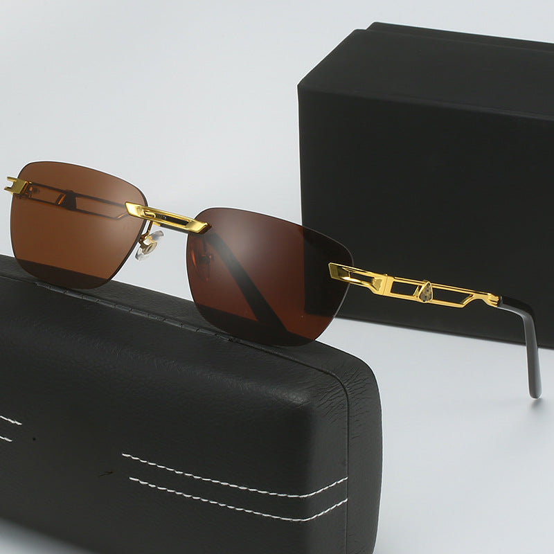 Dame Designer solbrille med elegant metallramme Skanto