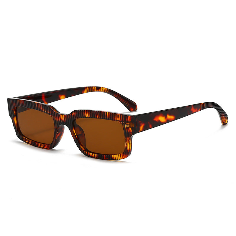 Dame moteriktig solbrille med geometrisk ramme Skanto