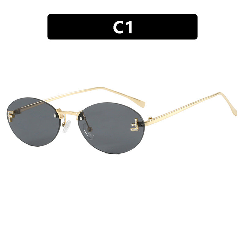 Dame moteriktig solbrille med elegant, speilreflekterende glassfront og filigran metallramme Skanto
