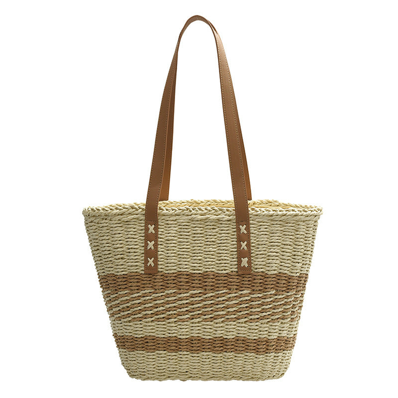 Håndveske laget av flettet naturmateriale med lærdetaljer Skanto