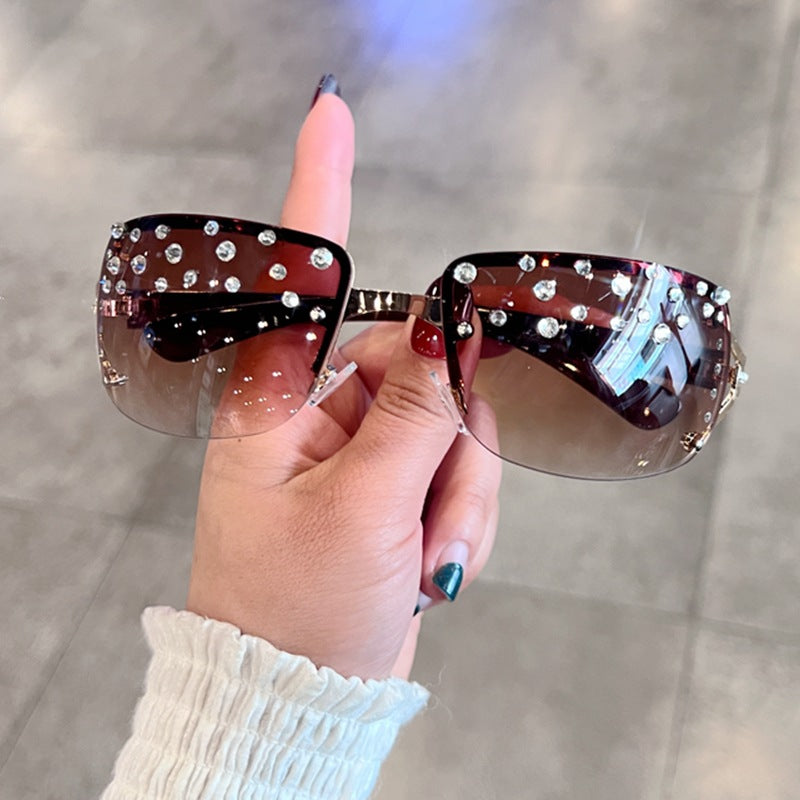 Dame Designer-solbrille med glitrende strass-aksenter Skanto