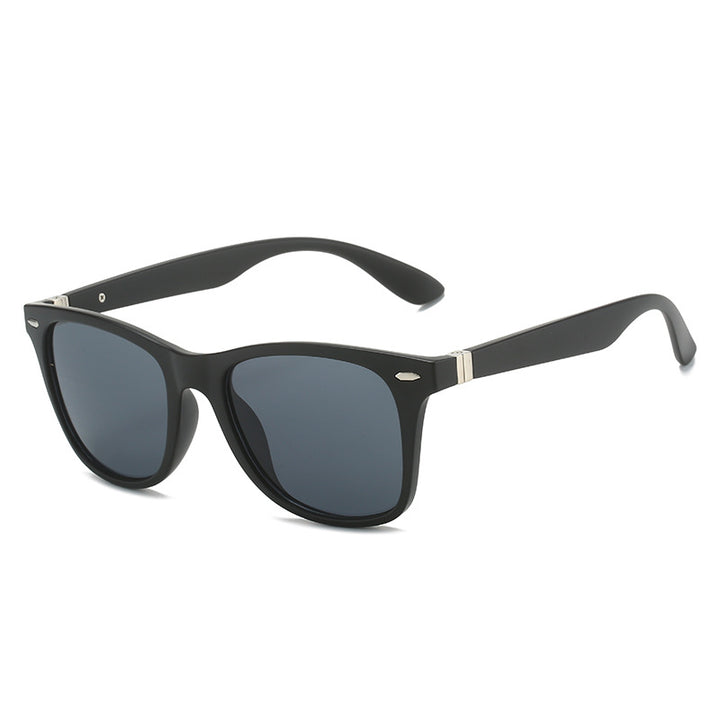 Dame moteriktig solbrille med beskyttende UV-beskyttelse og trendy design Skanto