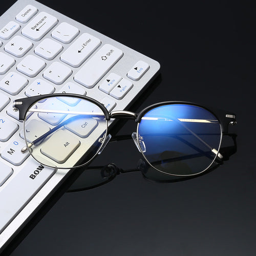 Damer moteriktig cat-eye brille med filigran metallramme Skanto