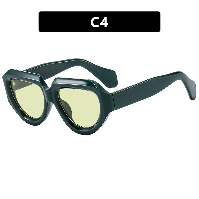 Dame moteriktig solbrille med unik, kvadratisk ramme Skanto