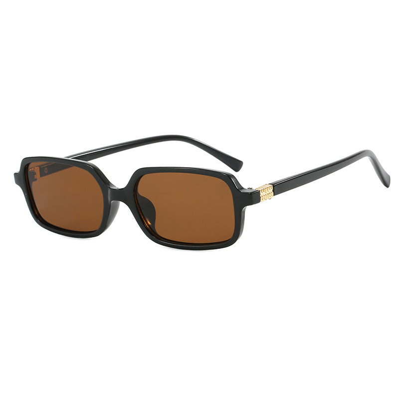 Dame moteriktig solbrille med elegant plastramme og originalt design Skanto
