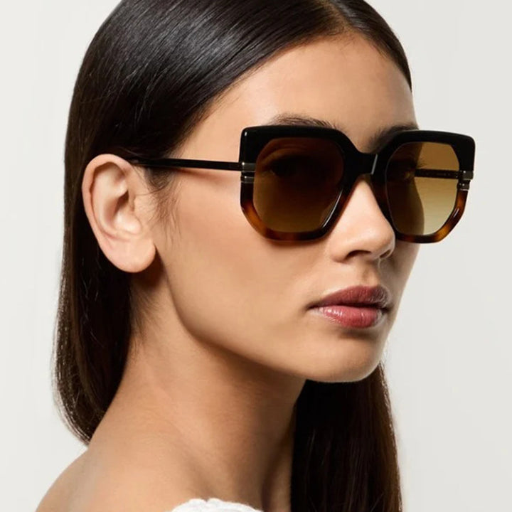 Dame geometrisk solbrille med luksuriøs gullramme og polariserte glass Skanto