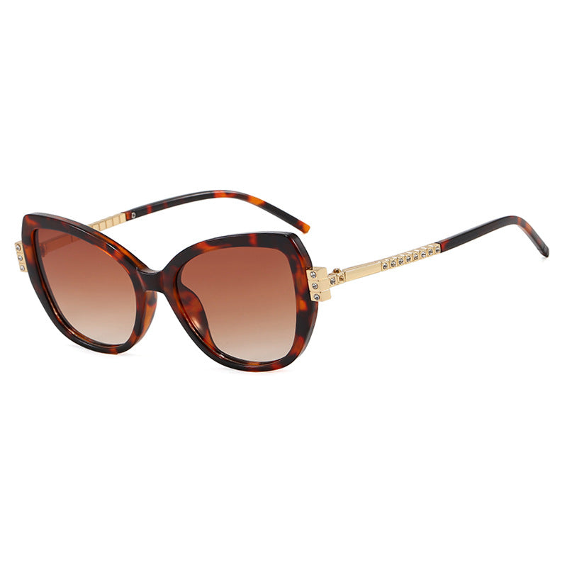 Dame oversized solbrille med beskyttende UV-filter og elegante aksenter Skanto