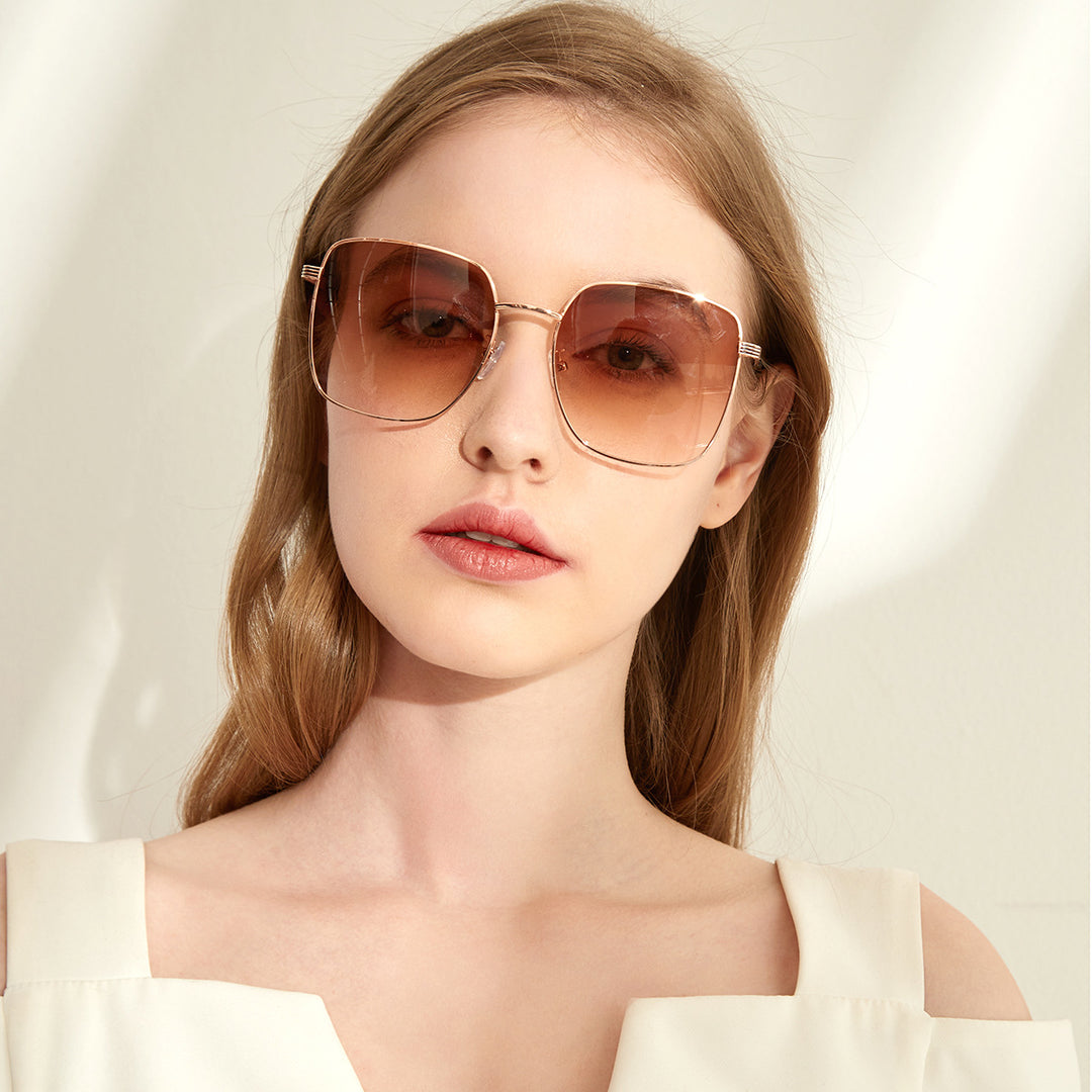 Dame kvadratisk solbrille med elegant metallramme og speilende glass Skanto