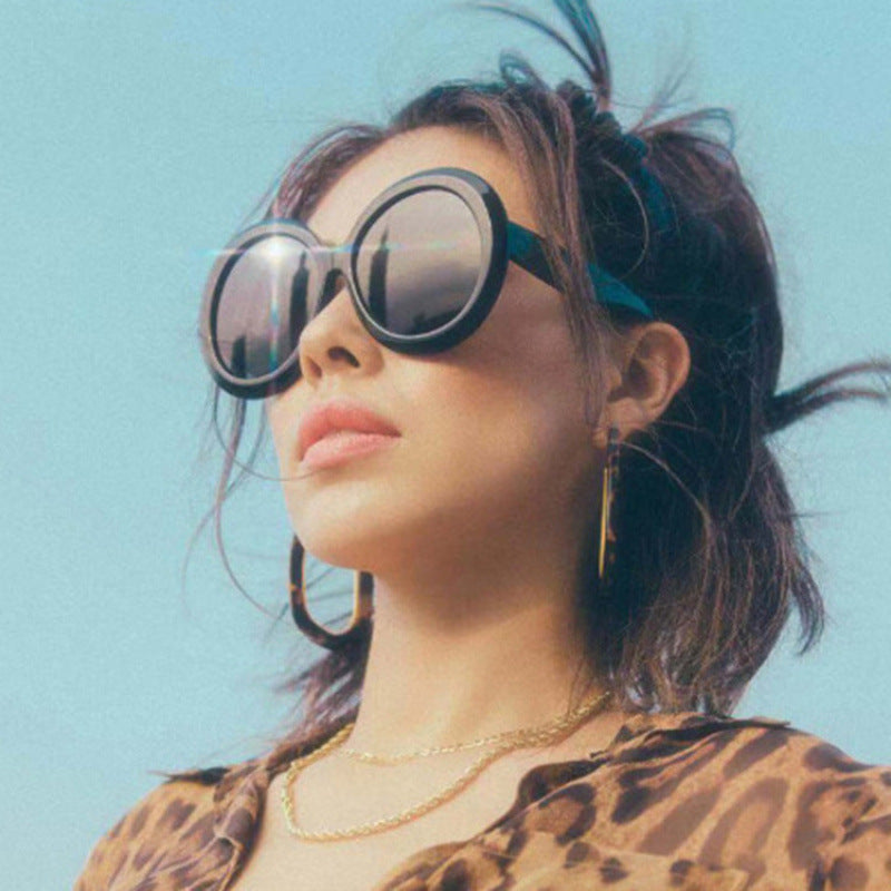 Dame oversized moteriktig solbrille med elegant design Skanto