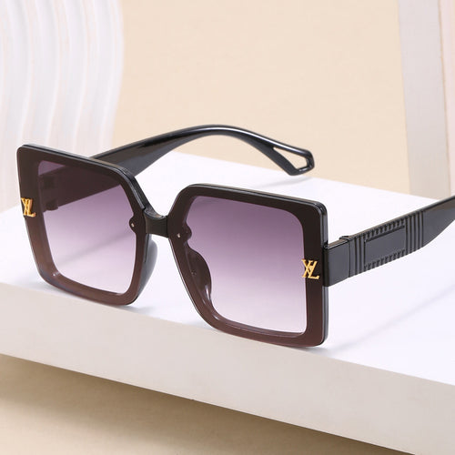 Damen moteriktig firkantet solbrille med elegant design Skanto