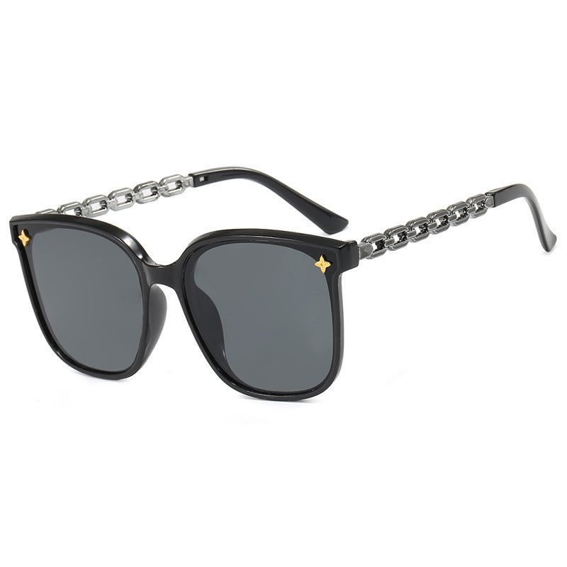 Dame moteriktig solbrille med stilige kjedeakenter Skanto