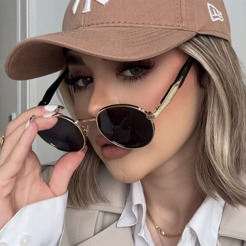 Dame rund solbrille med elegant, gullramme og UV-beskyttelse Skanto