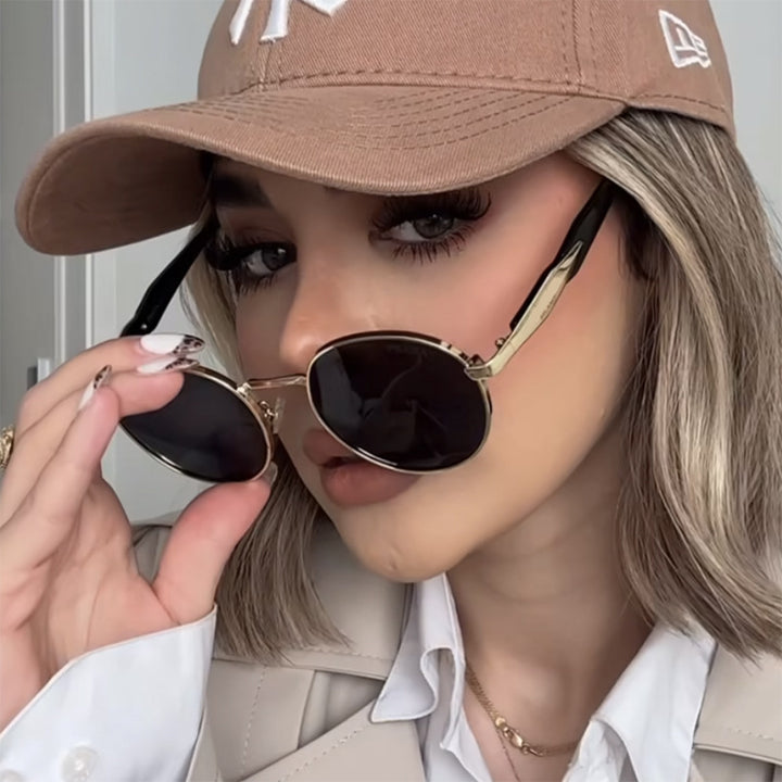 Dame rund solbrille med elegant, gullramme og UV-beskyttelse Skanto