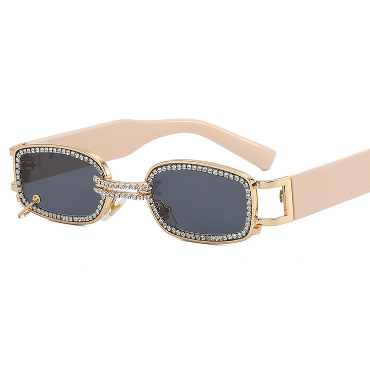 Dame moteriktig solbrille med glitrende krystalramme Skanto