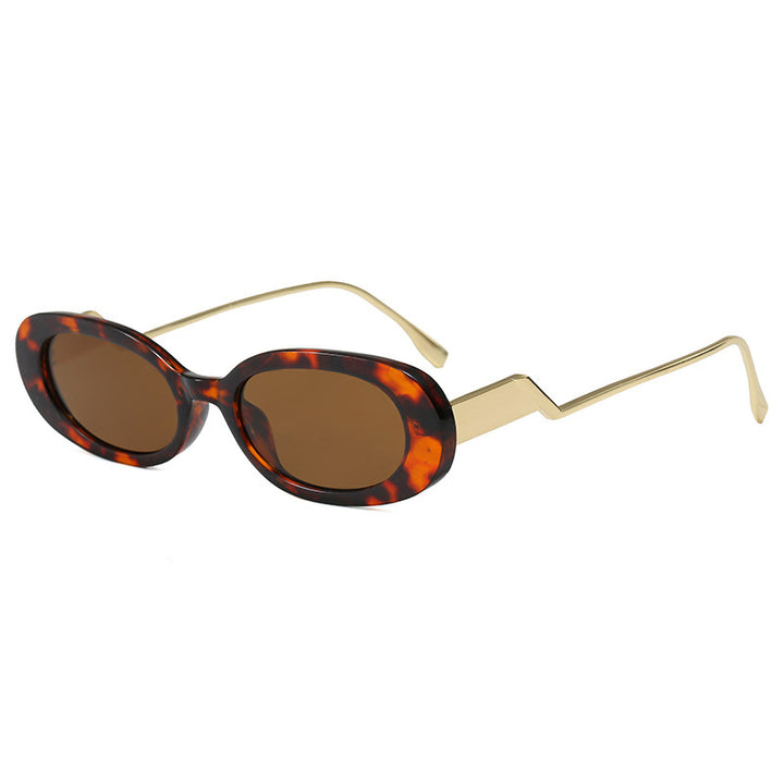 Dame retro-inspirert solbrille med moderne design og markant ramme Skanto