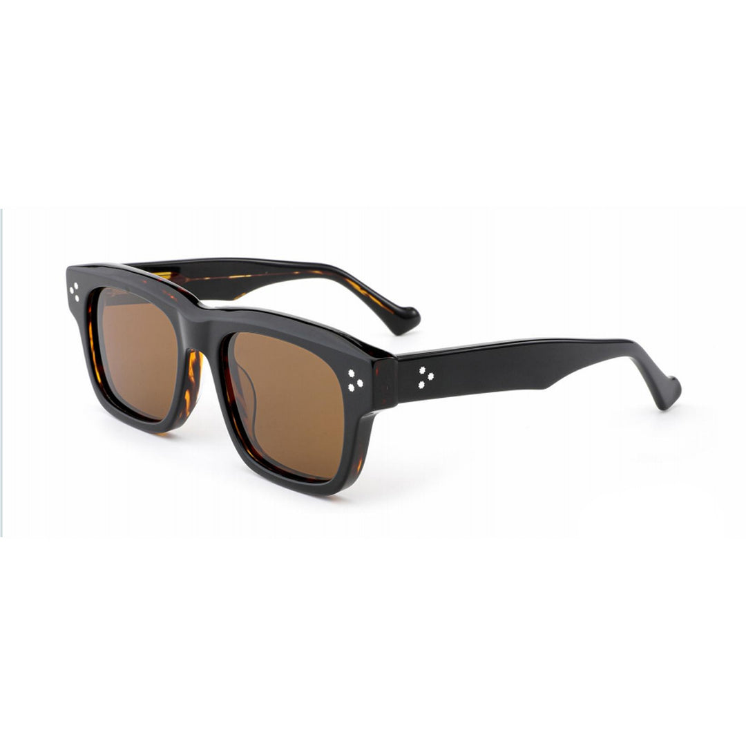 Dame designer solbrille i retro-inspirert kvadratdesign med høykvalitets plastramme Skanto