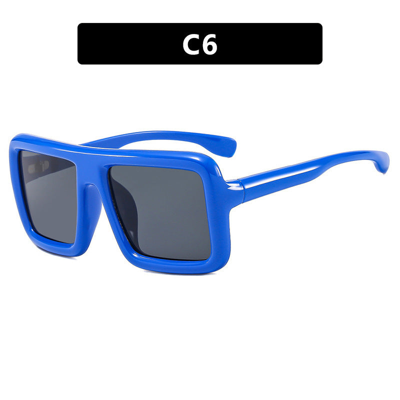 Dame solbrille i moderne, rektangulære design med høy UV-beskyttelsesfunksjon Skanto