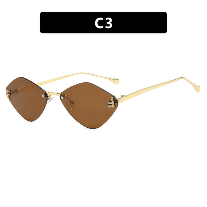 Dame geometrisk solbrille i ekstravagant design med gradiertede glass Skanto