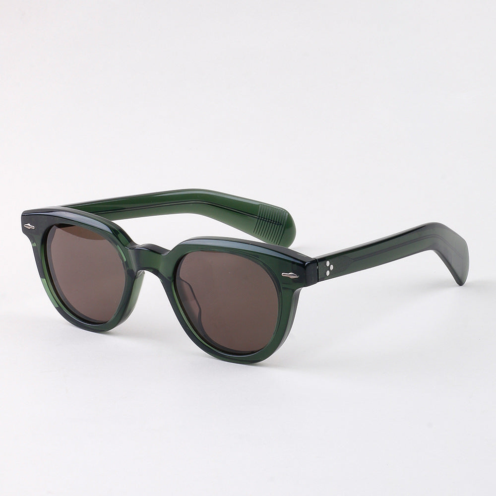 Dame solbrille i elegant, feminin design med høyverdig plastramme Skanto