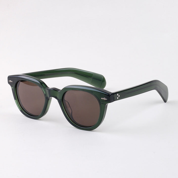 Dame solbrille i elegant, feminin design med høyverdig plastramme Skanto