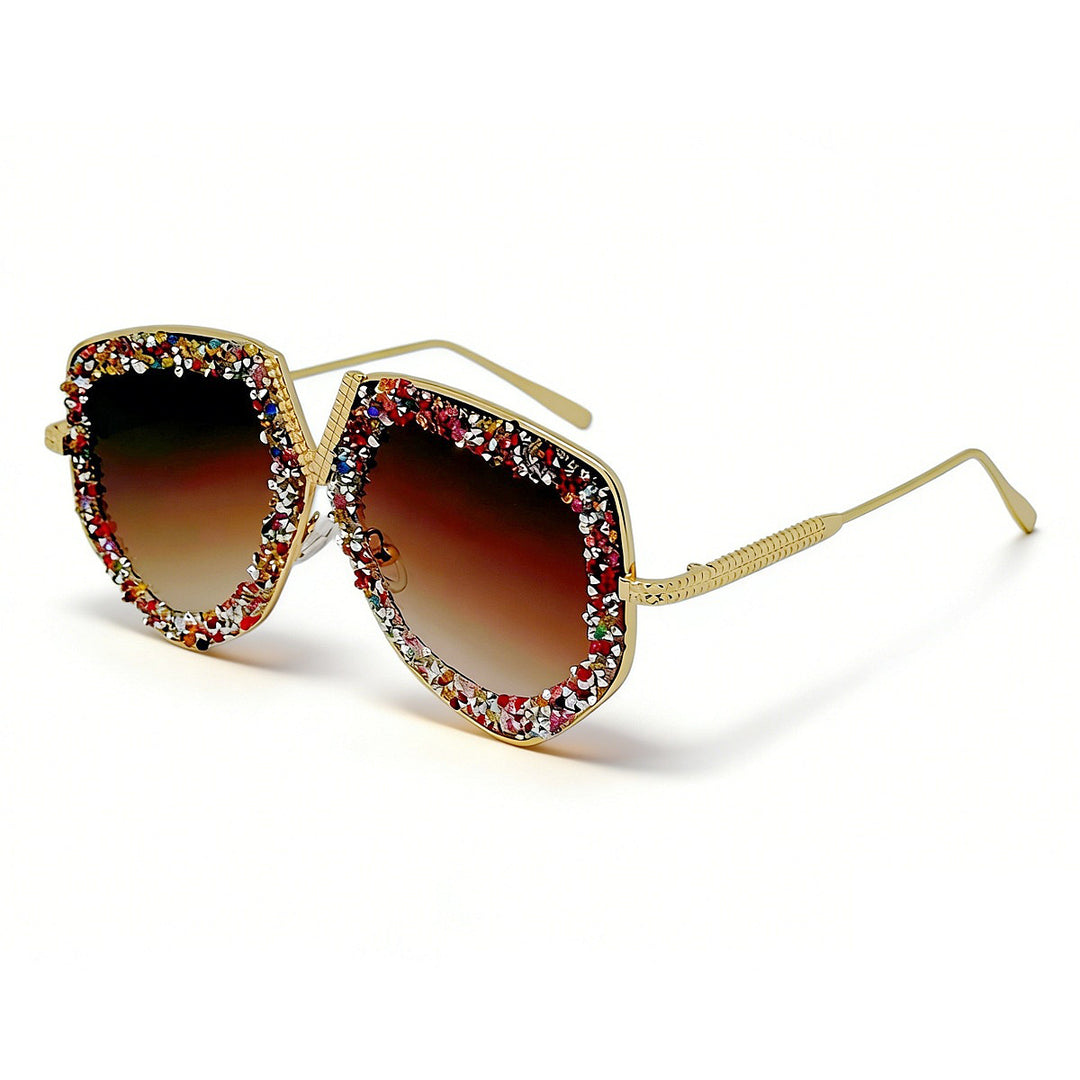 Dame moteriktig solbrille med glitrende ramme og elegant form Skanto
