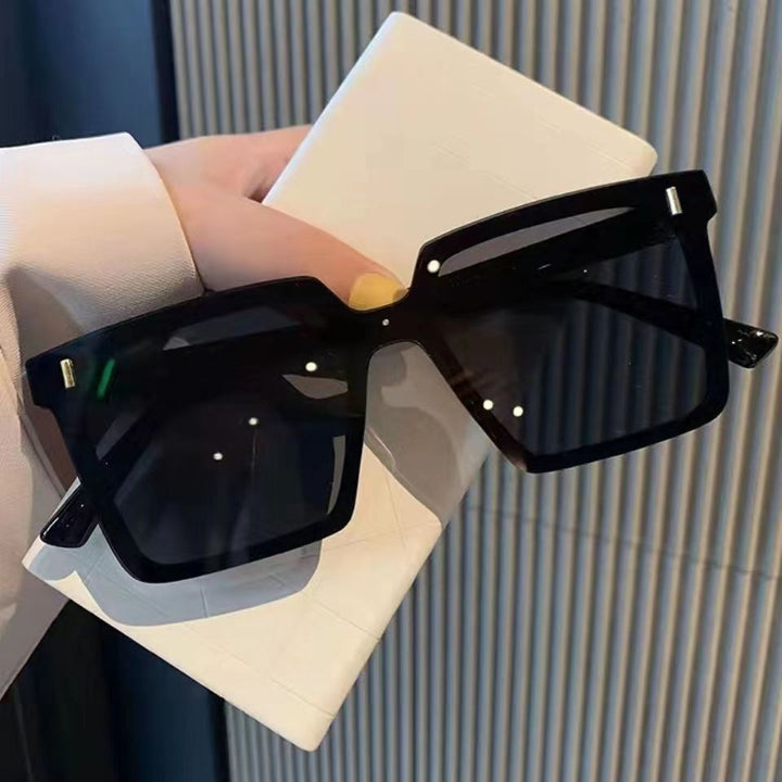 Dame moteriktig kvadratisk solbrille med stilig ramme Skanto