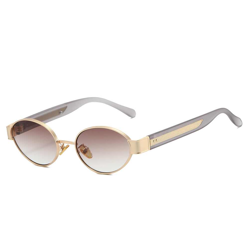 Dame solbrille i moderne, ovale ramme med harmonisk fargekombinasjon Skanto