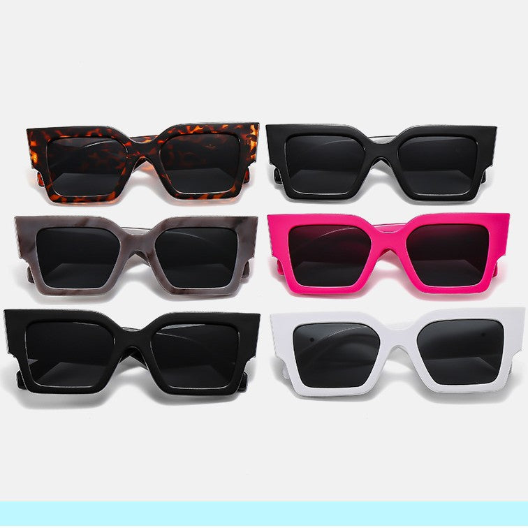 Dame designer solbrille med iøynefallende geometrisk ramme Skanto