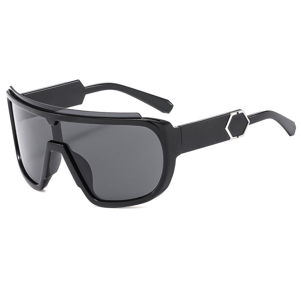 Dame sporty solbriller med futuristisk design og bred front Skanto