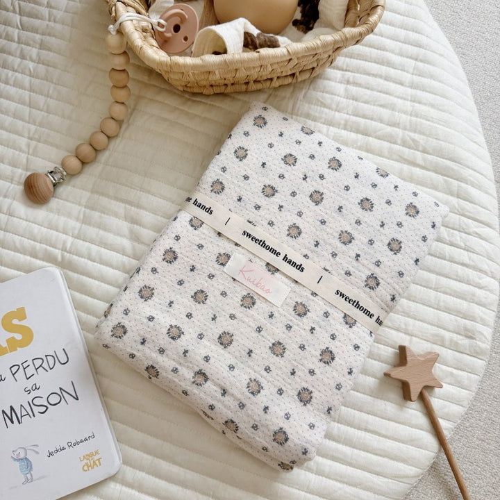 Unisex Musselinteppe med delikat blomsterdesign og elegante volanger Skanto