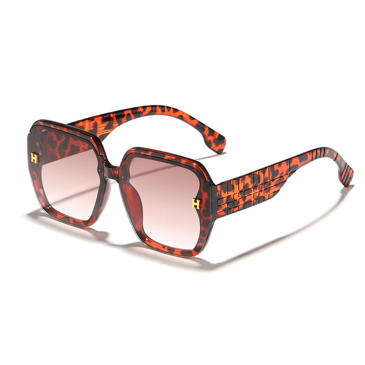 Damer moteriktig solbrille med kvadratisk ramme og trendy glass Skanto