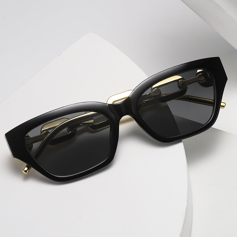 Dame Cat-Eye solbrille med dekorativ kjettingramme Skanto