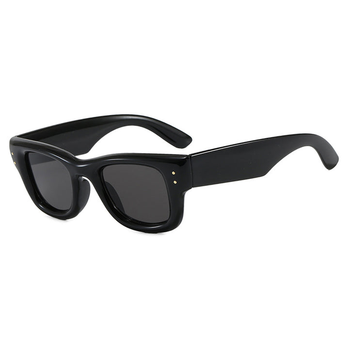 Dame moteriktig solbrille med bred, elegant ramme og beskyttende UV-filter Skanto