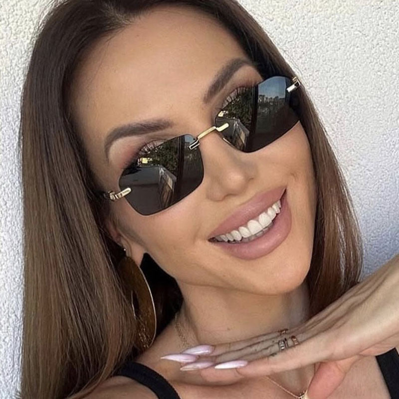 Dame solbrille med elegant metallramme og stilige tre detaljer Skanto
