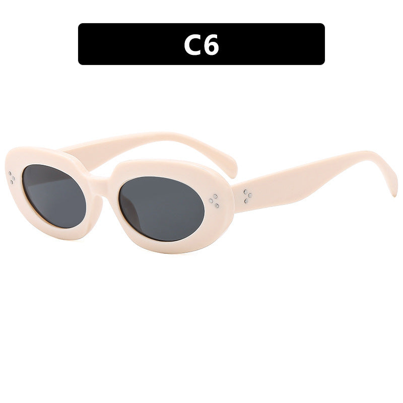 Dame moteriktig solbrille med unikt ovalt ramme og beskyttende glass Skanto