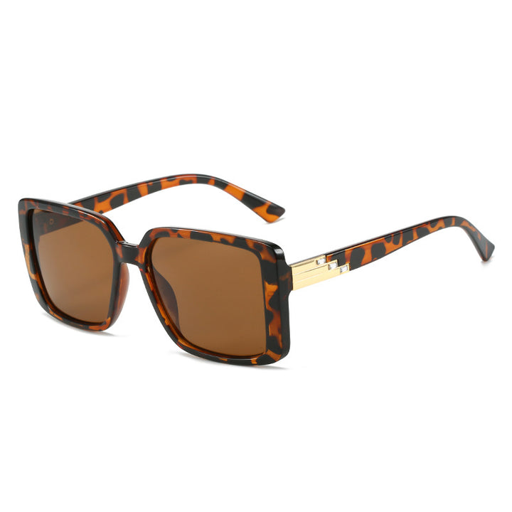 Dame moteriktig firkantet solbrille med trendy detaljer Skanto