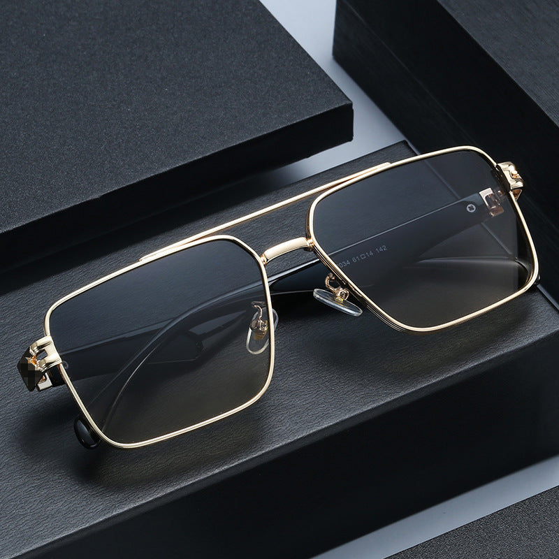 Dame designer solbrille med ekstravagant metallramme Skanto