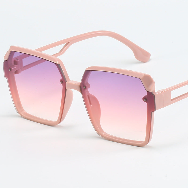 Dame moteriktig kvadratisk solbrille med filigran design Skanto