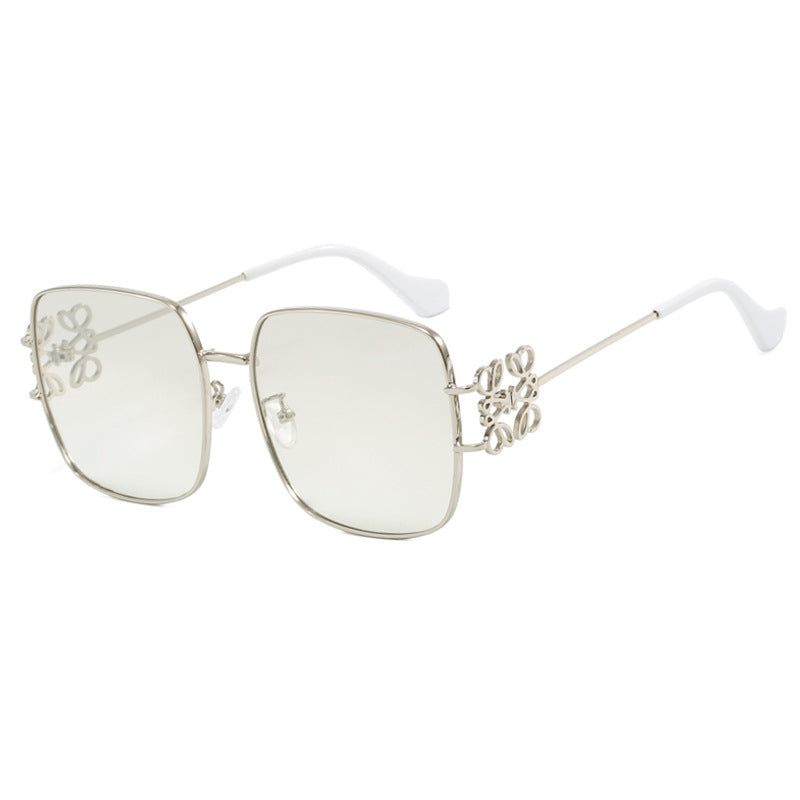 Dame kvadratisk solbrille med filigran design og luksuriøs metallramme Skanto