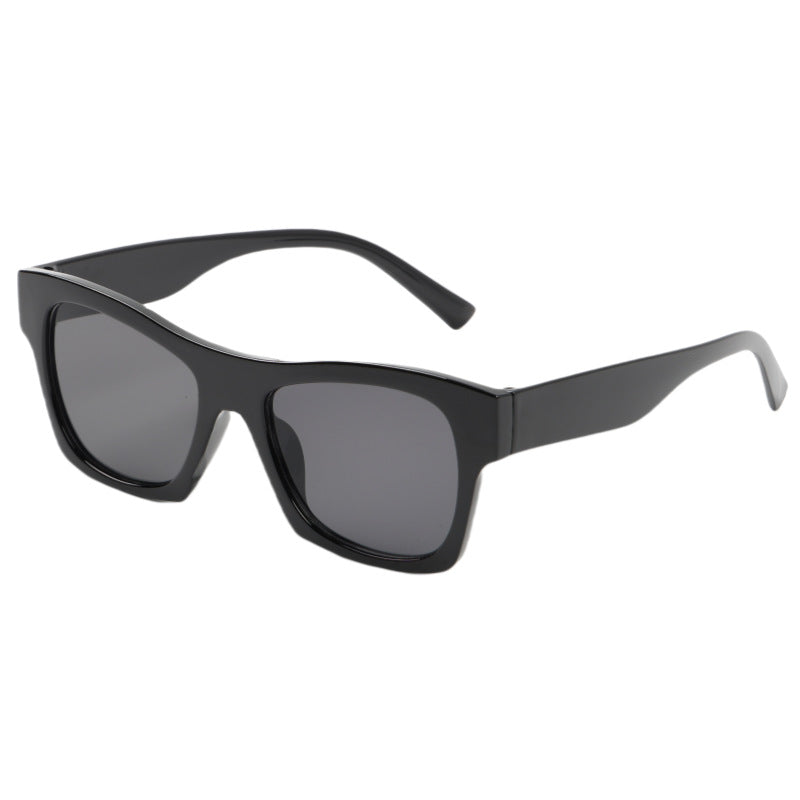 Dame moteriktig solbrille i elegant kvadratdesign Skanto