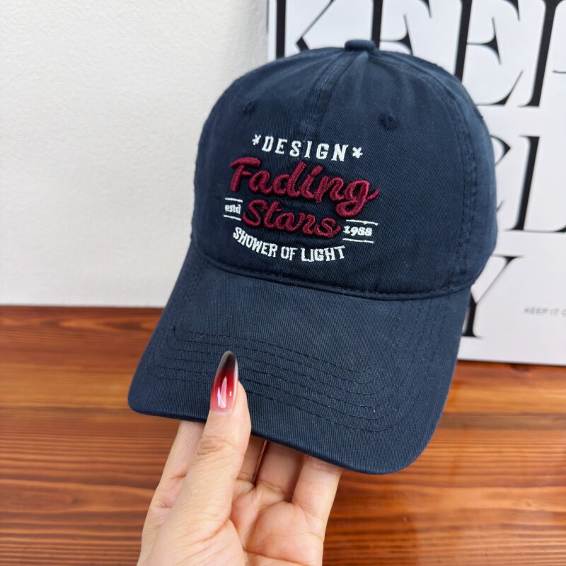 Kvinnebrodert caps med inspirerende design Skanto