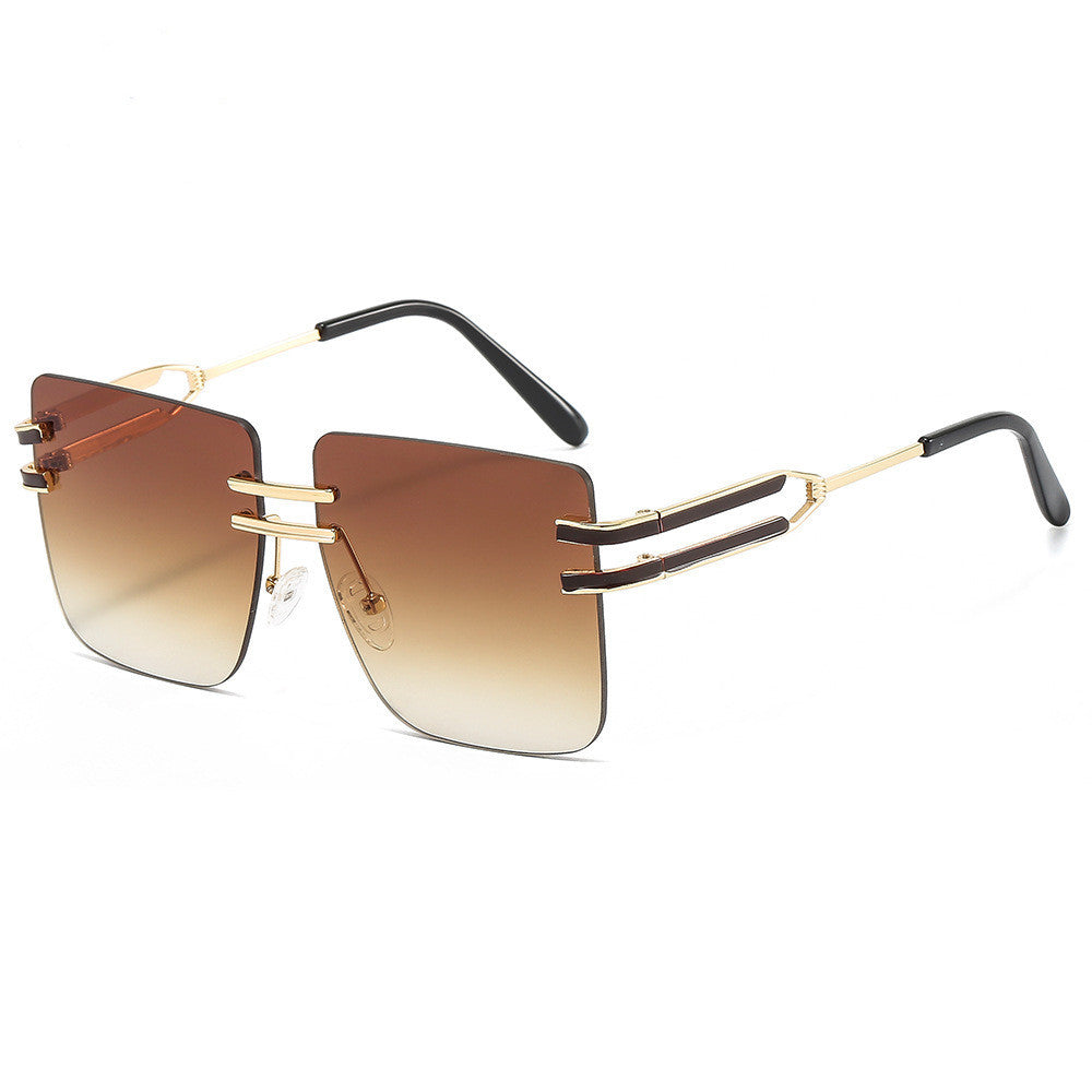 Dame mote solbrille med ekstravagant ramme og delikate detaljer Skanto