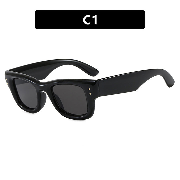 Dame moteriktig solbrille med bred, elegant ramme og beskyttende UV-filter Skanto